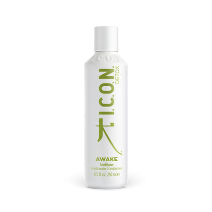 I.C.O.N. Awake Detoxifying Conditioner 250ml Verkwikkende conditioner die de hoofdhuid hydrateert. Ontgiftende oliën reinigen, sheaboter beschermt de schubbenlaag terwijl het haar in een verzorgde staat wordt gehouden.  Voordelen  Geeft haarzakjes energie voor sterker haar en gezonde haargroei Verkoelt en ontgift de hoofdhuid Bevordert de doorbloeding Geeft glans Voor alle haartypen 