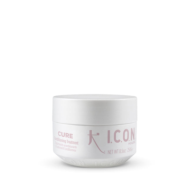 I.C.O.N. Cure Conditioning Treatment 250ml Conditioning Treatment gevuld met vitaminen en mineralen om te voeden, glad te maken en te zorgen voor een ph-balans; kleurveilig. Breng aan op fris gewassen haar, laat 2-5 minuten intrekken en spoel grondig uit.  Voordelen  Dringt door, bereidt voor, herstelt en versterkt haar Herstelt je haar van haar imperfecties Het unieke product is ontworpen om haar te beschermen tegen dagelijkse stress Licht genoeg om fijn haar niet te verzwaren 