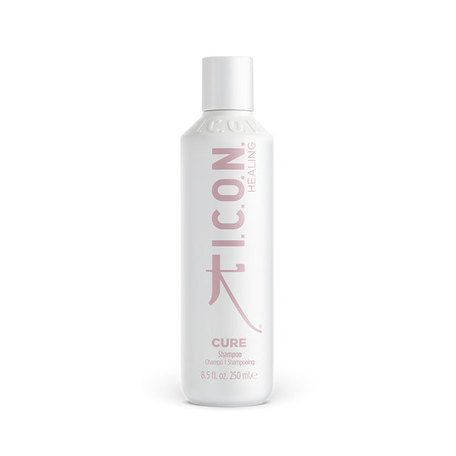 I.C.O.N. Cure Shampoo 250ml Geeft hydratatie, verhoogt flexibiliteit en vermindert haarbreuk door vitamine B5. Bevat Prodew 500, een speciale mix van aminozuren die de haarstructuur versterkt, terwijl het oppervlakkige schade herstelt en de kleur beschermt. Emulgeren in de handen, laten schuimen in nat haar en uitspoelen.  Voordelen  Flexibiliteit Vermindert haarbreuk Kalmeert de haarschacht/Geeft glans Beschermt haarkleur